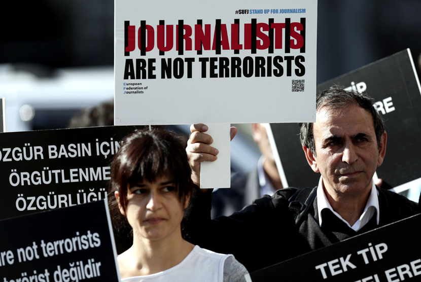 Aksi unjuk rasa menuntut pembebasan jurnalis di London.