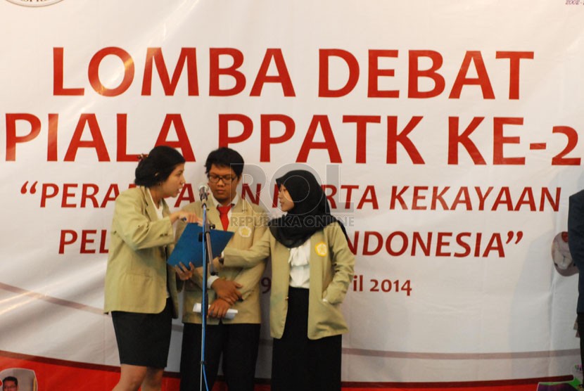  Peserta asal UGM menyampaikan komentarnya saat mengikuti acara lomba debat mahasiswa di Kantor Pusat pelaporan dan Analisis Transaksi Keuangan (PPATK), Jakarta Pusat, Rabu (30/4).  (Republika/Rakhmawaty La'lang)