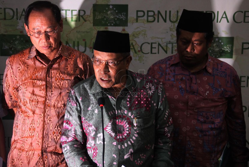 (dari kiri-kanan) Ketua PBNU Djan Faridz, Ketua Umum PBNU Said Aqil Siroj, Sekjen PBNU Marsudi Syuhud saat menggelar konferensi pers di kantor PBNU, Jakarta, Rabu (30/4).