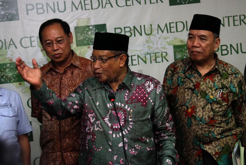  (dari kiri) Ketua PBNU Djan Faridz, Ketua Umum PBNU Said Aqil Siroj, dan Katib 'Aam PBNU KH. Malik Madaniy saat menggelar konferensi pers di kantor PBNU, Jakarta, Rabu (30/4). (Republika/Yasin Habibi)
