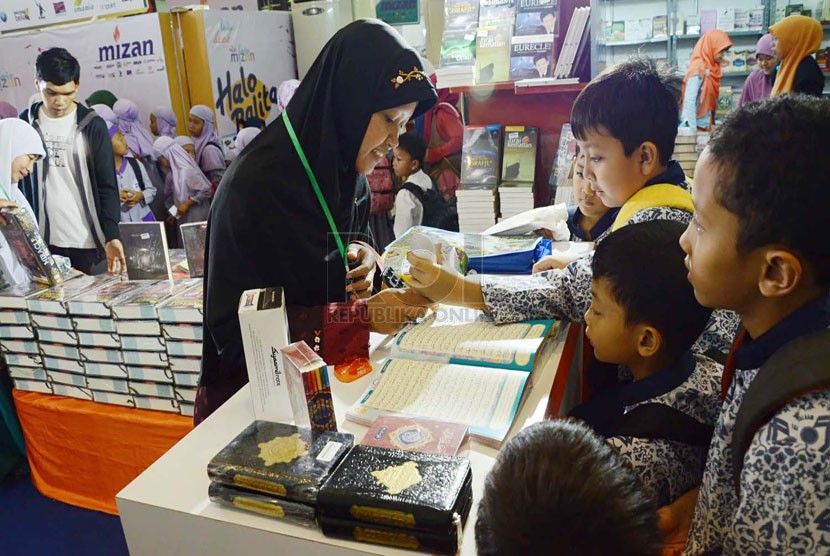  Sejumlah pelajar mengamati Alquran pada acara 'Bandung Islamic Book Fair' di Gedung Landmark, Jl Braga, Kota Bandung, Kamis (1/5). (Republika/Edi Yusuf)