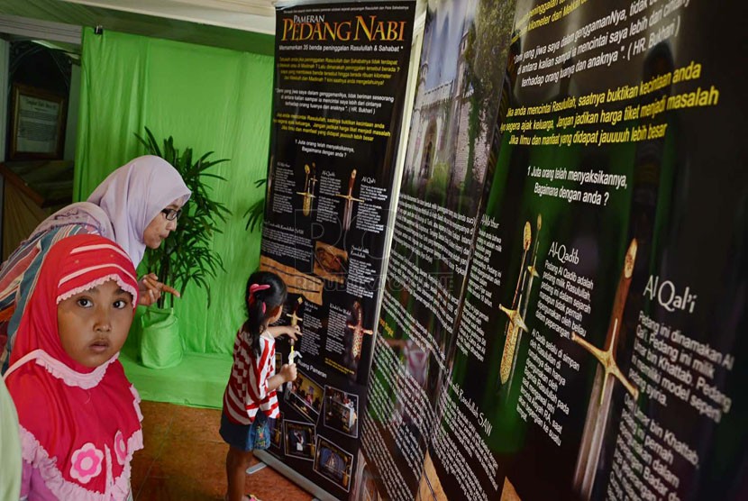 Pengunjung membaca penjelasan sejarah pedang-pedang nabi pada Pameran Pedang Nabi dalam acara Bandung Islamic Book Fair di Gedung Landmark, Jl Braga Kota Bandung, Kamis (1/5). (Republika/Edi Yusuf)