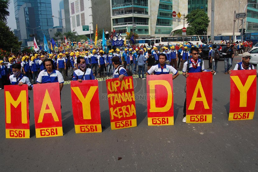Aksi buruh di depan Gedung Sate, Kota Bandung, Jumat (1/5). Bertepatan dengan hari buruh, ribuan buruh melakukan aksi turun kejalan. (Republika/Edi Yusuf)