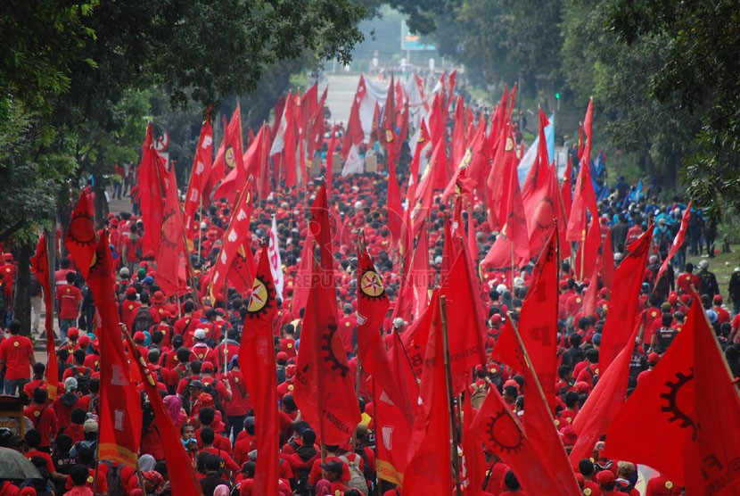  Massa buruh Sekretariat Bersama Buruh (Sekber Buruh) melakukan aksi peringatan hari buruh internasional di Bundaran Hotel Indonesia menuju Istana Presiden, Jakarta Pusat, Kamis (1/5). (foto: Raisan Al Farisi)