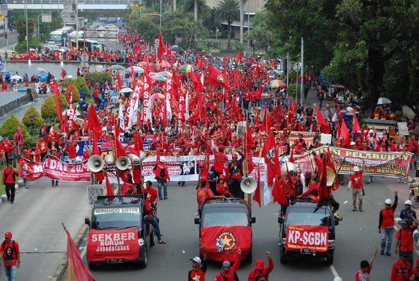  Massa buruh Sekretariat Bersama Buruh (Sekber Buruh) melakukan aksi peringatan hari buruh internasional di Bundaran Hotel Indonesia menuju Istana Presiden, Jakarta Pusat, Kamis (1/5). (foto: Raisan Al Farisi)