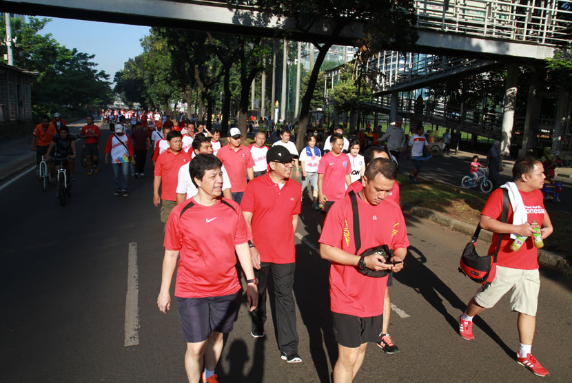  Acara fun walk atau jalan santai dalam rangka kegiatan Mahaka Week di Jakarta, Ahad (4/5).  (foto: Adjie)