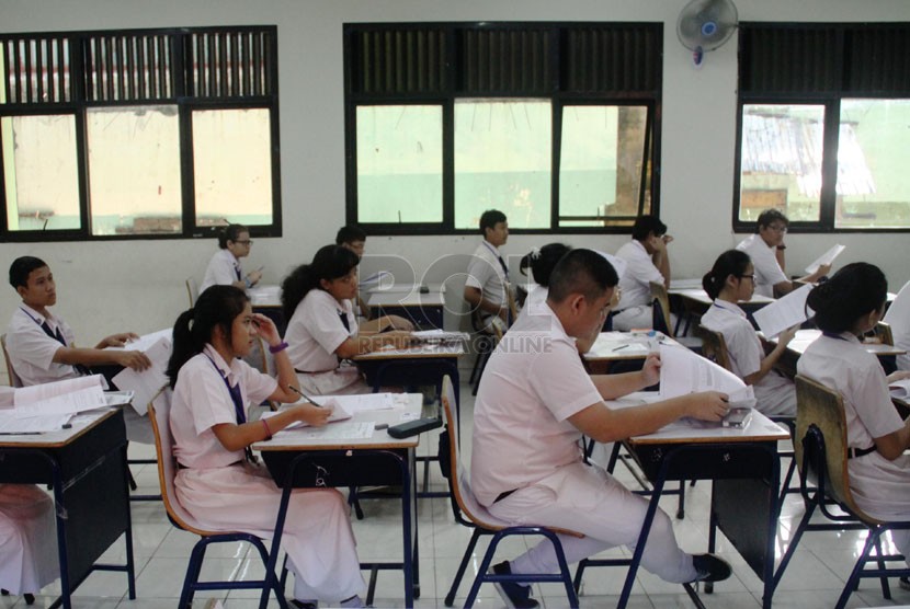  Sejumlah siswa mengikuti Ujian Nasional (UN) 2014 di SMP Negeri 1, Jakarta Pusat, Senin (5/5). (Republika/Yasin Habibi)