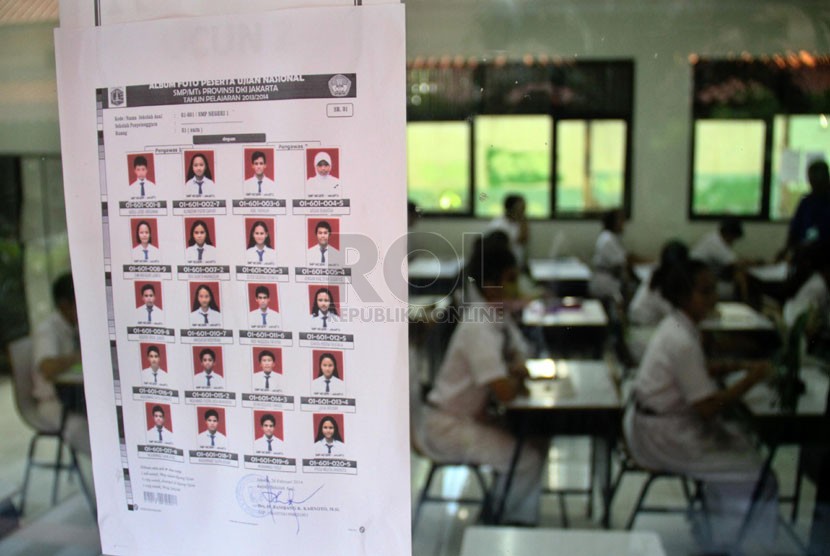  Sejumlah siswa mengikuti Ujian Nasional (UN) 2014 di SMP Negeri 1, Jakarta Pusat, Senin (5/5). (Republika/Yasin Habibi)