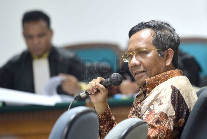  Mantan Ketua Mahkamah Konstitusi Mahfud MD menjadi saksi dengan terdakwa Akil Mochtar di Pengadilan Tipikor, Jakarta, Senin (5/5).  (Republika/Agung Supriyanto)