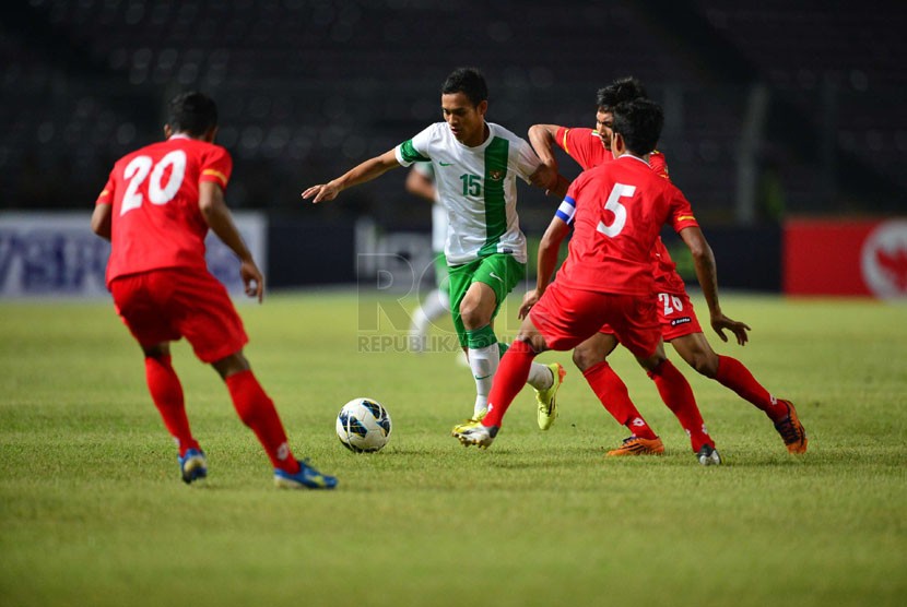   Pemain timnas Indonesia U-19 Maldini Pali (tengah) dikepung pemain timnas Myanmar U-19 pada laga uji coba di Stadion Utama Gelora Bung Karno (SUGBK), Senayan, Jakarta, Rabu (7/5) malam. (Republika/Yogi Ardhi)