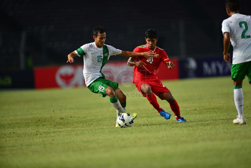  Pemain timnas Indonesia U-19 Maldini Pali (kiri) berebut bola dengan pemain timnas Myanmar U-19 pada laga uji coba di Stadion Utama Gelora Bung Karno (SUGBK), Senayan, Jakarta, Rabu (7/5) malam. (Republika/Yogi Ardhi)