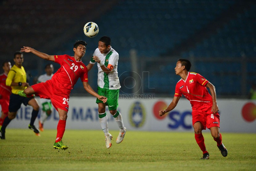 Kapten timnas Indonesia U-19 Evan Dimas (tengah) berebut bola dengan pemain timnas Myanmar U-19  dalam pertandingan uji coba di Stadion Utama Gelora Bung Karno (SUGBK), Senayan, Jakarta, Rabu (7/5) malam. (Republika/Yogi Ardhi)