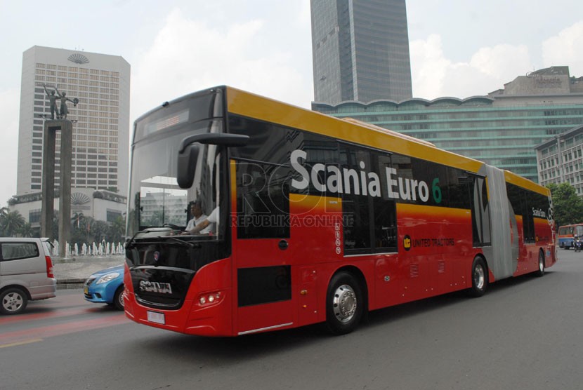 Bus gandeng Scania Euro 6 saat melakukan uji coba melintas di Jalan Jendral Sudirman, Jakarta Pusat, Kamis (8/5).  (Republika/Rakhmawaty La'lang)