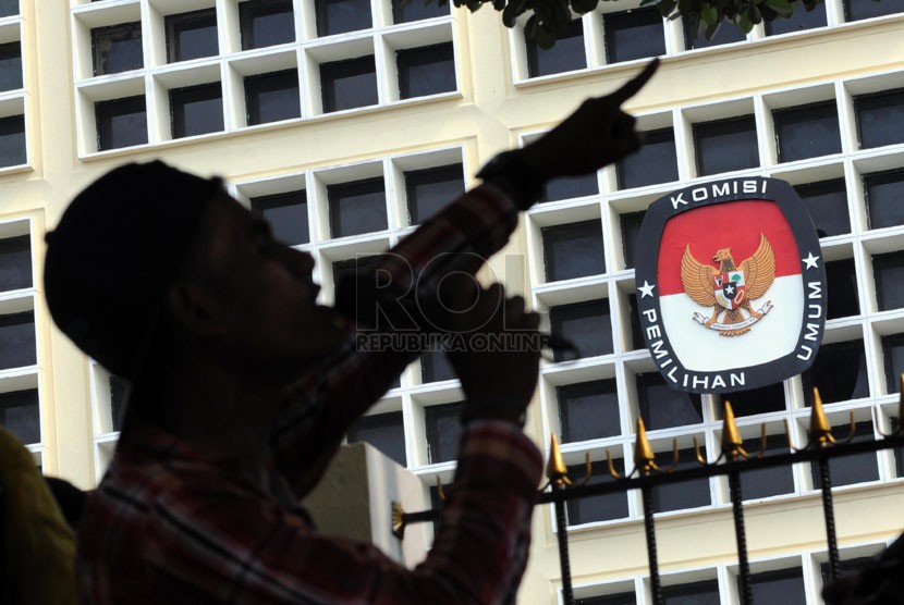 Mahasiswa dari Badan Eksekutif Mahasiswa Se-Indonesia (BEM SI) beraksi damai Rapor Merah KPU di depan Kantor Komisi Pemilihan Umum (KPU), Jakarta, Kamis (8/5).( Republika/Aditya Pradana Putra)