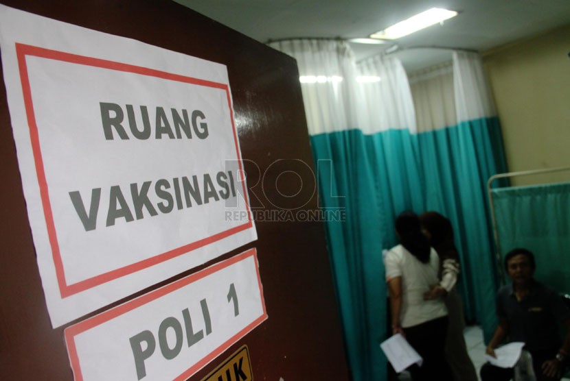    Calon jamaah umroh dan haji mengantre untuk melakukan suntik vaksinasi di Kantor Kesehatan Kelas I Halim Perdanakusuma, Jakarta, Kamis (8/5). (Republika/Yasin Habibi)