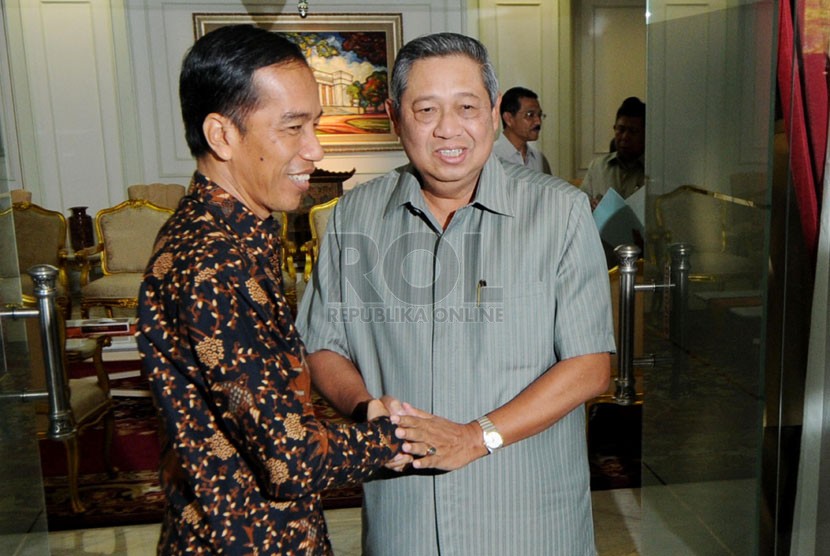  Gubernur DKI Jakarta Joko Widodo alias Jokowi (kiri) menjabat tangan Presiden Susilo Bambang Yudhoyono di Kantor Presiden, Jakarta, Selasa (13/5).  (Republika/Aditya Pradana Putra)