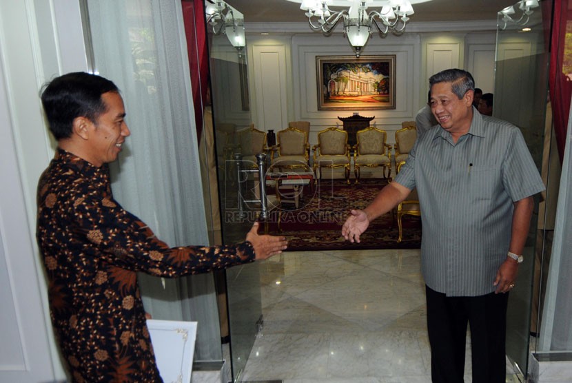  Gubernur DKI Jakarta Joko Widodo alias Jokowi (kiri) menjabat tangan presiden Susilo Bambang Yudhoyono di Kantor Presiden, Jakarta, Selasa (13/5).  (Republika/Aditya Pradana Putra)