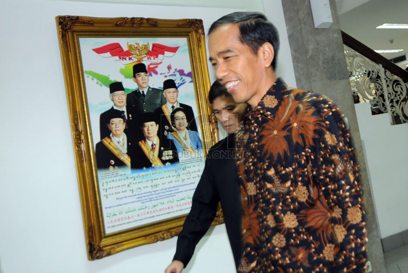   Gubernur DKI Jakarta Joko Widodo alias Jokowi berjalan menuju Kantor Presiden di Kompleks Istana Negara, Jakarta, Selasa (13/5). (Republika/Aditya Pradana Putra)