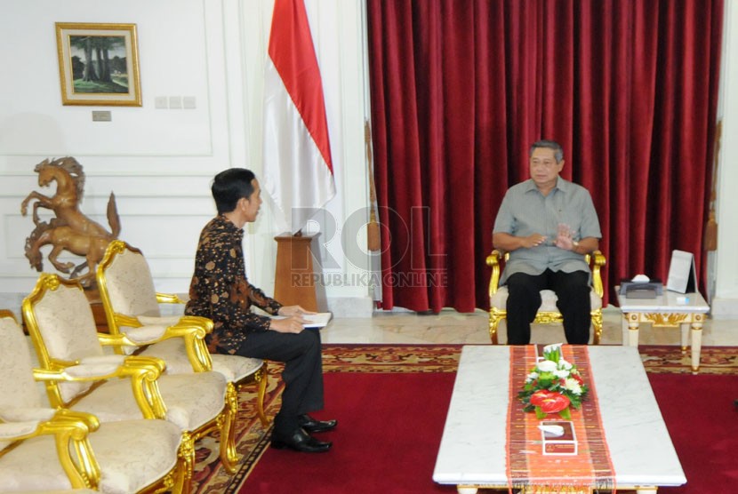 Presiden SBY berbincang dengan Gubernur DKI Jakarta Joko Widodo alias Jokowi (kiri) di Kantor Presiden, Jakarta, Selasa (13/5). (Republika/Aditya Pradana Putra)