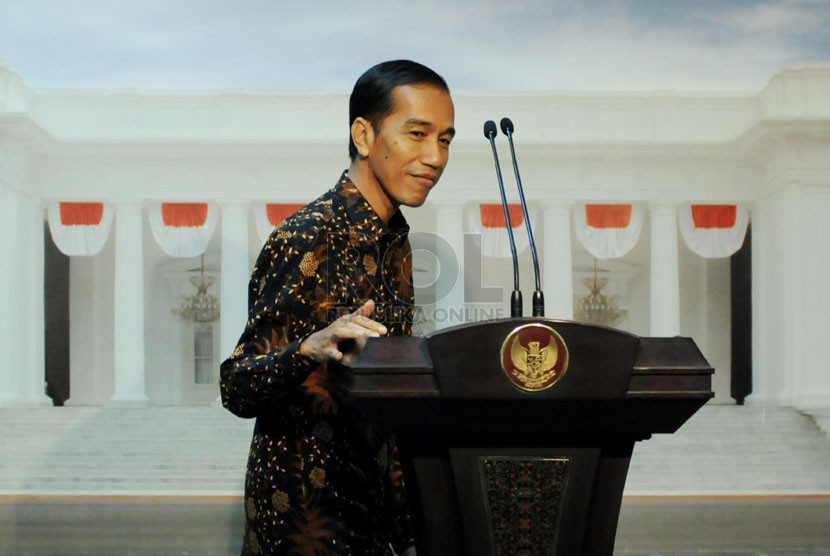   Gubernur DKI Jakarta Joko Widodo alias Jokowi memberikan keterangan pers usai menemui Presiden Susilo Bambang Yudhoyono di Kantor Presiden, Jakarta, Selasa (13/5). (Republika/Aditya Pradana Putra)