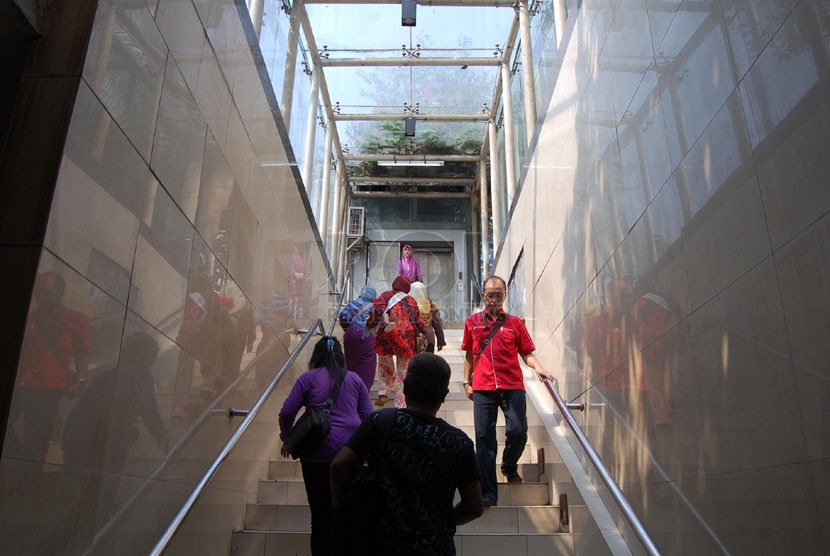   Pejalan kaki melintasi terowongan penyebrangan jalan yang berada di kawasan Kota Tua, Jakarta Barat, Selasa, (13/5). (foto: Raisan Al Farisi)