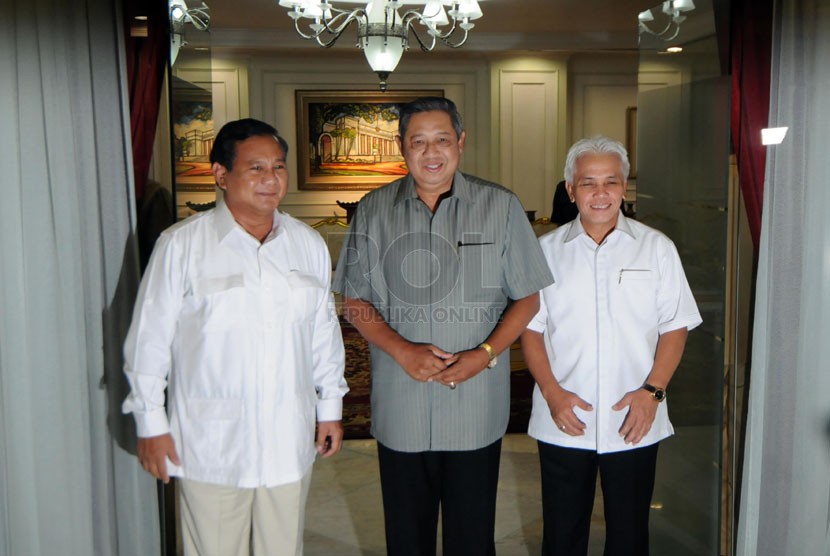  Capres dari Partai Gerindra Prabowo Subianto (kiri) dan Ketua Umum PAN Hatta Rajasa (kanan) berfoto dengan Presiden SBY jelang pertemuan tertutup di Kantor Presiden, Jakarta, Selasa (13/5).  (Republika/Aditya Pradana Putra)