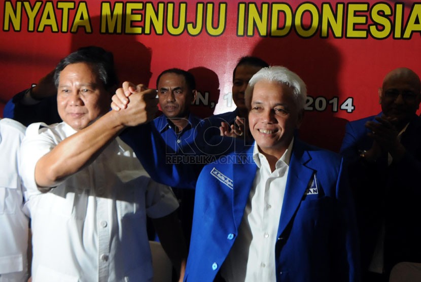 Capres Partai Gerindra Prabowo Subianto (kiri) berjabat tangan dengan Ketua Umum PAN Hatta Rajasa di sela Rakernas PAN, Jakarta, Rabu (14/5). (Republika/Aditya Pradana Putra)