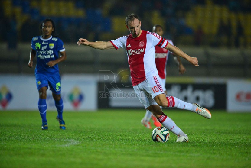  Pertandingan Persib Bandung melawan klub Ajax Amsterdam di Stadion Si Jalak Harupat, Kabupaten Bandung, Rabu (14/5).  (Republika/Yogi Ardhi)