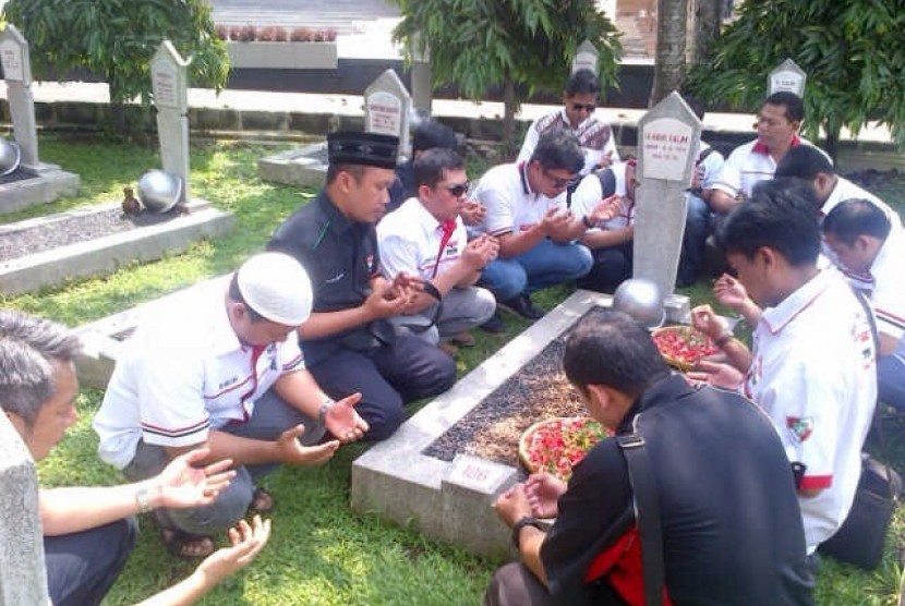  Pengurus Pimpinan Nasional Perhimpunan Pergerakan Indonesia (PPI) berziarah ke makam MH. Thamrin  di Taman Makam Karet Bivak dan KH. Agus Salim di Taman Makam Pahlawan Kalibata, Jumat (16/5). 