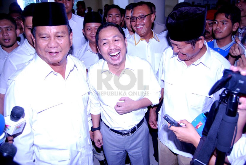 Capres Partai Gerindra Prabowo Subianto (kiri) bersama Presiden PKS Anis Matta (tengah), sebelum deklarasi Koalisi Partai Gerindra dan PKS di kantor DPP PKS Jalan TB Simatupang, Jakarta Selatan, Sabtu (17/5). (foto : Raisan Al Farisi)