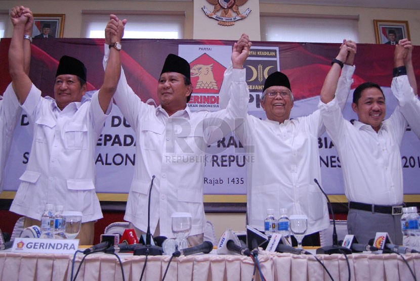   (dari kiri) Ketua Umum Gerindra Suhardi, Capres Partai Gerindra Prabowo Subianto, Ketua Majelis Syuro PKS, Hilmi Aminudin, dan Presiden Partai Keadilan Sejahtera (PKS) Anis Matta saat deklarasi Koalisi Partai Gerindra dan PKS di Jakarta, Sabtu (17/5). (f