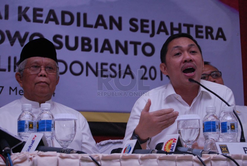   Presiden PKS Anis Matta (kanan) saat deklarasi koalisi Partai Gerindra dan PKS di kantor DPP PKS Jalan TB Simatupang, Jakarta Selatan, Sabtu (17/5). (foto : Raisan Al Farisi)