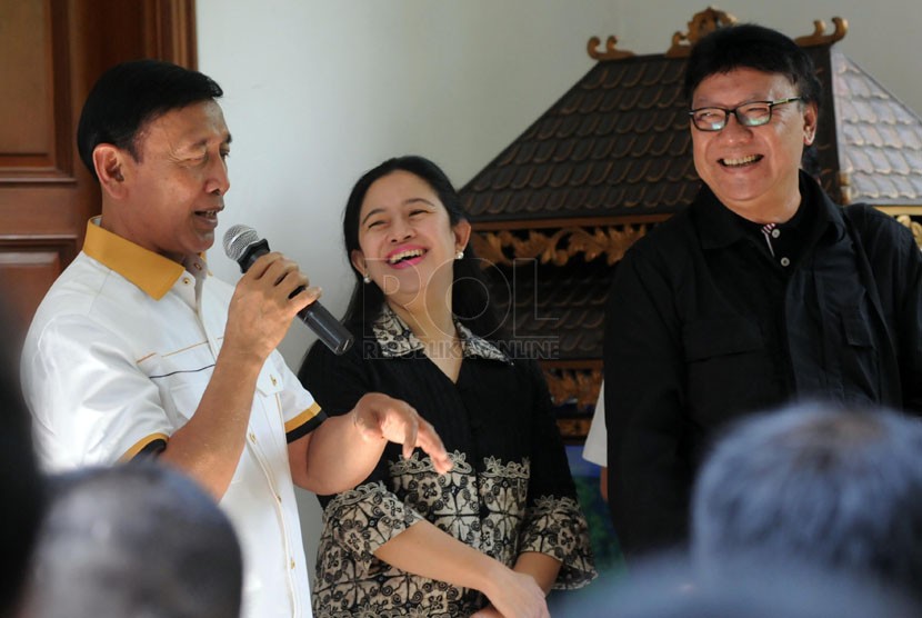   Ketua Umum Hanura Wiranto (kiri), Ketua Bapilu PDIP Puan Maharani (tengah), dan Sekjen PDIP Tjahjo Kumolo  usai  pertemuan dengan Ketua Umum PDIP Megawati Soekarnoputri di Menteng, Jakarta, Sabtu (17/5). (Republika/Aditya Pradana Putra)