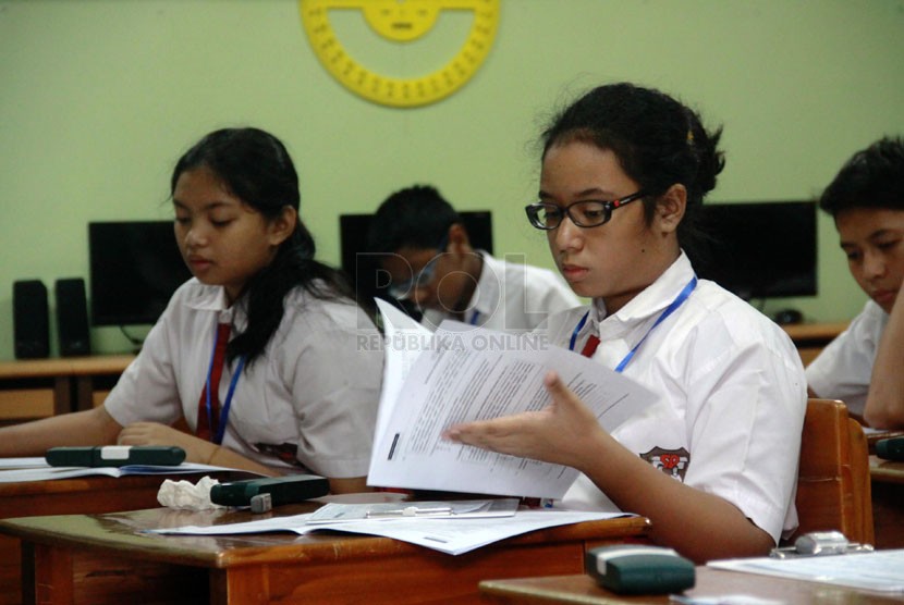  Siswa SDN Menteng 1 mengikuti ujian untuk mata pelajaran Bahasa Indonesia pada hari pertama pelaksanaan Ujian Sekolah tingkat Sekolah Dasar (SD) di Jakarta Pusat, Senin (19/5). (Republika/Yasin Habibie)