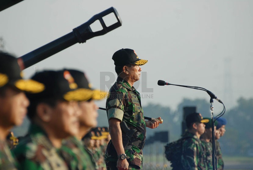  Panglima TNI Jenderal TNI Moeldoko menyampaikan sambutan pada Upacara Pembukaan Latihan Gabungan (Latgab) TNI Tahun 2014 di Skuadron 17 Landasan Udara Halim Perdanakusuma, Jakarta Timur, Senin (19/5).  (Republika/Rakhmawaty La'lang)