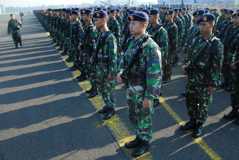  Sejumlah prajurit TNI berbaris saat pembukaan upacara pembukaan latihan gabungan (latgab) TNI, di Skuadron 17 Landasan Udara Halim Perdanakusuma, Jakarta Timur, Senin (19/5). (Republika/Rakhmawaty La'lang)
