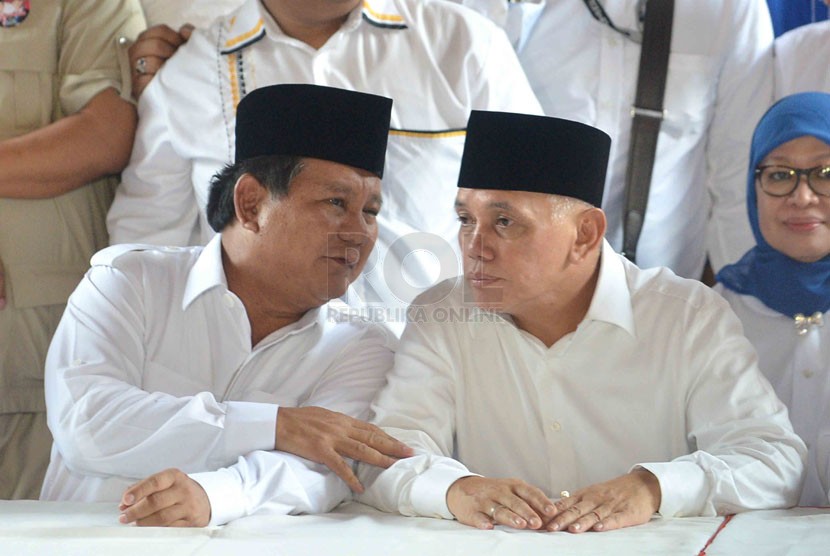   Capres-Cawapres Prabowo (kiri) dan Hatta Rajasa (kanan) mendeklarasikan sebagai pasangan calon Presiden dan Cawapres RI 2014-2019 di Rumah Polonia, Jakarta, Senin (19/5). (Republika/Agung Supriyanto)