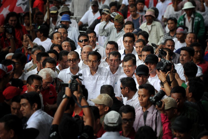 m Calon Presiden dan Calon Wakil Presiden dari PDIP Joko Widodo - Jusuf Kalla, menuju Gedung KPU, Jakarta, Senin (19/5), untuk mendaftar sebagai Capres-Cawapres. (Republika/Edwin Dwi Putranto)