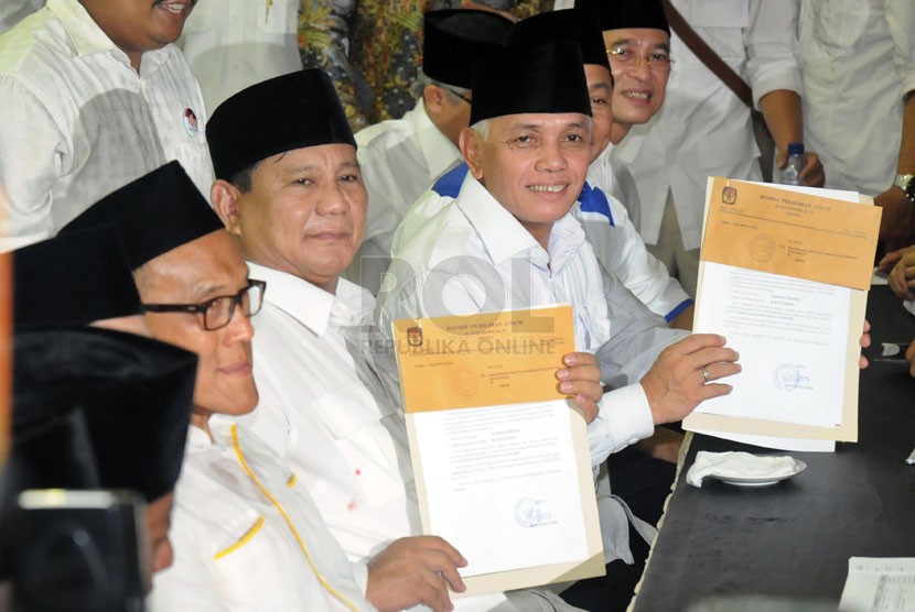  Pasangan Capres Prabowo Subianto (kedua kiri) dan Cawapres Hatta Rajasa (ketiga kiri) mendaftarkan diri di Komisi Pemilihan Umum (KPU), Jakarta, Selasa (20/5).  (Republika/Aditya Pradana Putra)