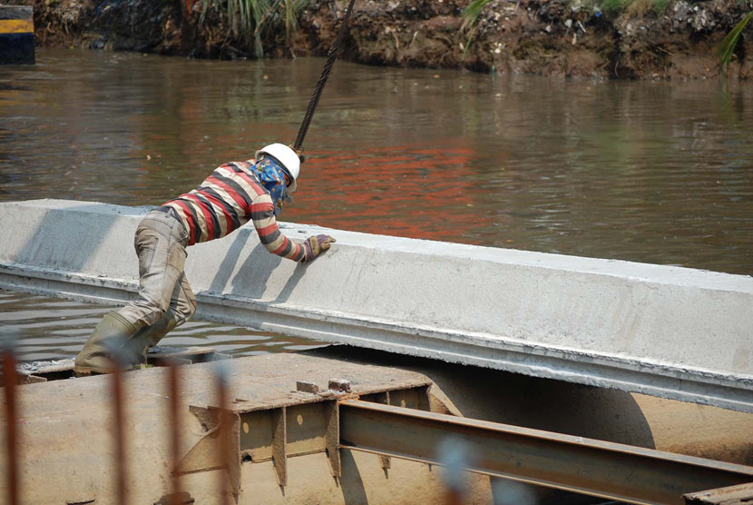  Pekerja memasang turap di proyek pembangunan drainase Sungai Ciliwung, Jalan Gunung Sahari Raya, Jakarta Pusat, Selasa (20/5).   (foto: Raisan Al Farisi)