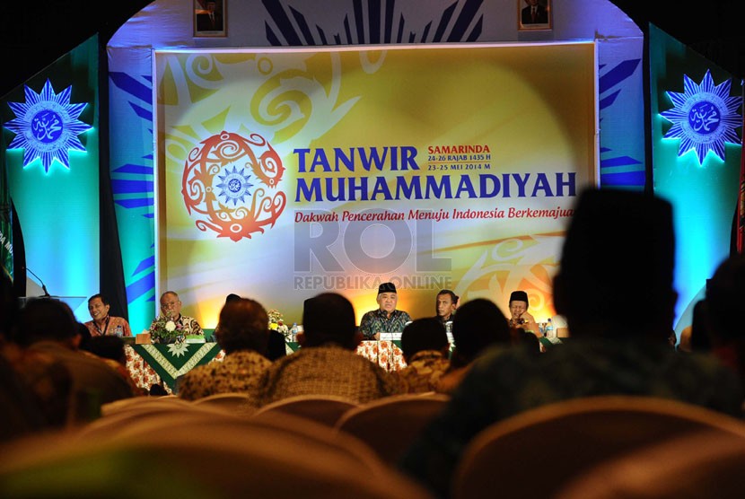 Ketua Umum PP Muhammadiyah Din Syamsuddin (tengah) didampingi dewan pengurus pusat saat penutupan Tanwir Muhammadiyah 2014 di Samarinda, Kalimantan Timur, Ahad (25/5). (Republika/Tahta Aidilla)