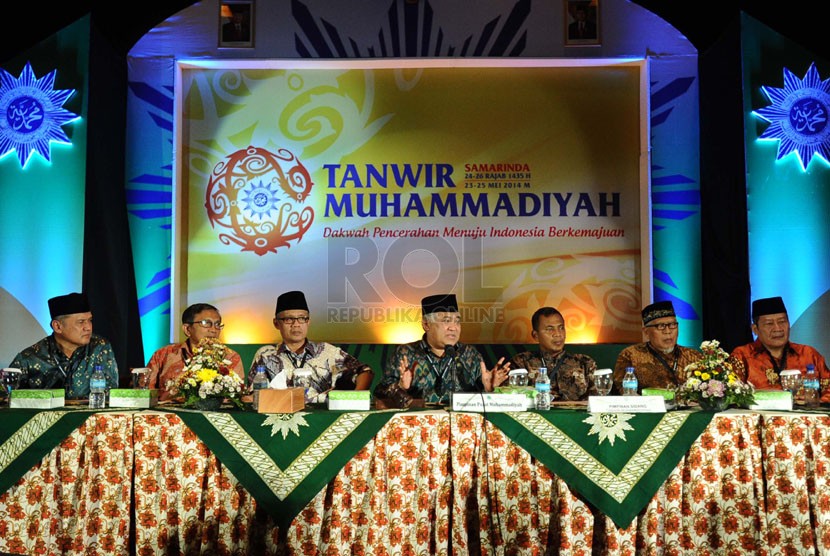 Ketua Umum PP Muhammadiyah Din Syamsuddin (tengah) didampingi dewan pengurus pusat saat penutupan Tanwir Muhammadiyah 2014 di Samarinda, Kalimantan Timur, Ahad (25/5). (Republika/Tahta Aidilla)