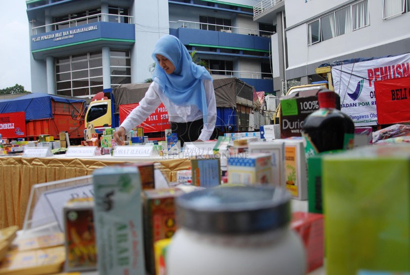  Seorang petugas Badan Pengawasan Obat dan Makan (BPOM) menata sejumlah bahan kimia obat yang akan dimusnahkan di halaman kantor BPOM, Jakarta Timur, Senin (26/5).  (Republika/Rakhmawaty La'lang)