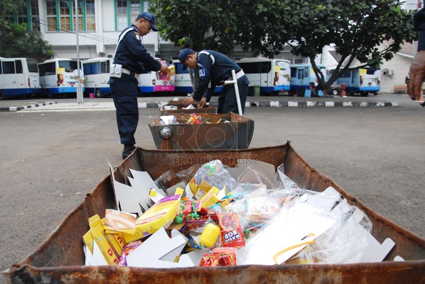  Petugas Badan Pengawasan Obat dan Makan (BPOM) memusnahkan sejumlah bahan kimia obat di halaman kantor BPOM, Jakarta Timur, Senin (26/5).   (Republika/Rakhmawaty La'lang)