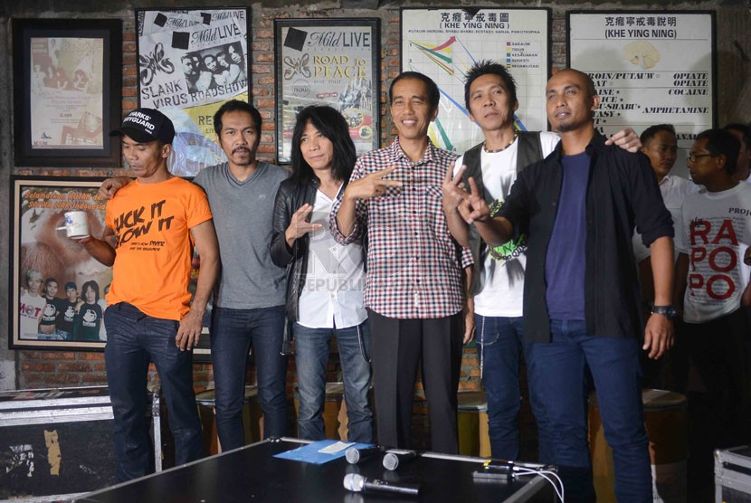   Capres Joko Widodo  (tengah)  berfoto bersama para personil Slank usai melakukan pertemuan tertutup di markas Slank, Jl Potlot, Jakarta, Selasa (27/5). (Republika/Agung Supriyanto)