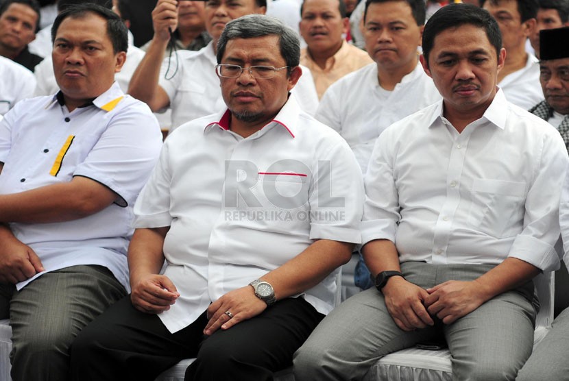   (dari kanan) Presiden PKS Anis Mata, Gubernur Jabar Ahmad Heryawan dan Wakil Walikota Bandung Oded saat menghadiri Deklarasi Pemenangan Prabowo - Hatta di Monumen Perjuangan Jabar, Dipatiukur, Bandung, Rabu(28/5). (foto: Septianjar Muharam)