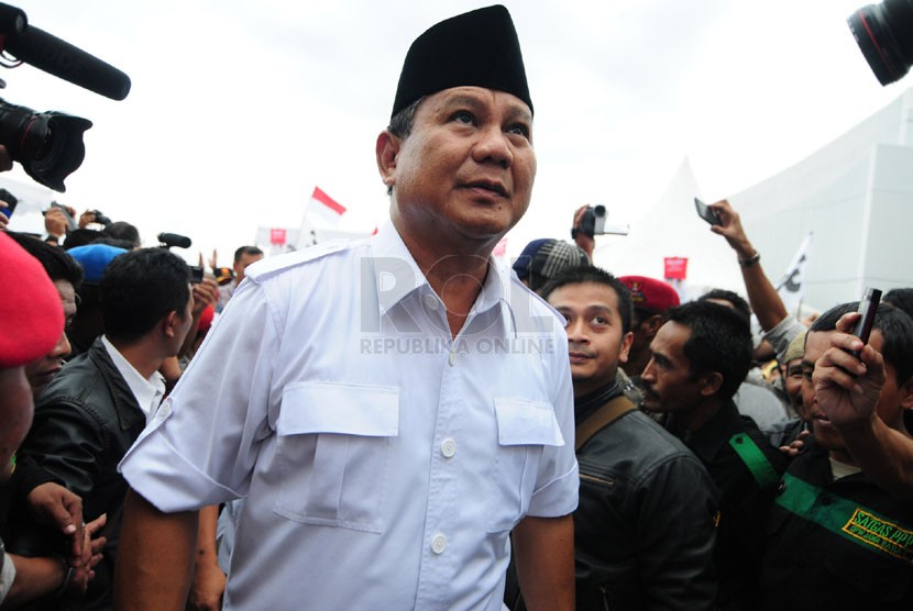   Calon Presiden Prabowo Subianto saat menghadiri Deklarasi Pemenangan Prabowo-Hatta di Monumen Perjuangan Jabar, Dipatiukur, Bandung, Rabu(28/5). (foto: Septianjar Muharam)