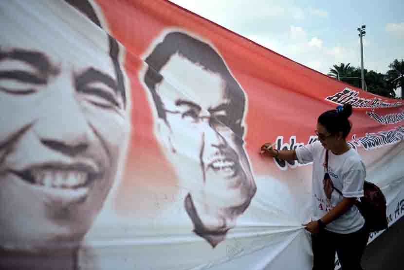 m Massa yang tergabung dalam Aliansi Rakyat Merdeka (ARM) melakukan aksi dukung Jokowi-Jusuf Kalla di Bundaran HI, Jakarta, Rabu (28/5).  (Republika/Agung Supriyanto)