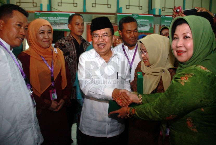  Jusuf Kalla (tengah), bersama Istri Mufidah Jusuf Kalla (dua kanan), Ketua PP Muslimat NU Khofifah Indar Parawansa (dua kiri), dan Ketua Panitia Nurhayati Said Aqil Siraj (kanan) saat Rakernas Mulimat NU di Asrama Haji, Pondok Gede, Jakarta Timur, Jumat (