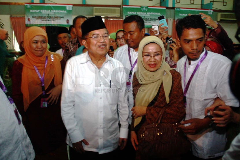  Ketua Umum DMI Jusuf Kalla (tengah), bersama Istri Mufidah Jusuf Kalla (kanan), Ketua PP Muslimat NU Khofifah Indar Parawansa (kiri) saat Rakernas Mulimat NU di Asrama Haji, Pondok Gede, Jakarta Timur, Jumat (30/5). (Republika/Yasin Habibi)